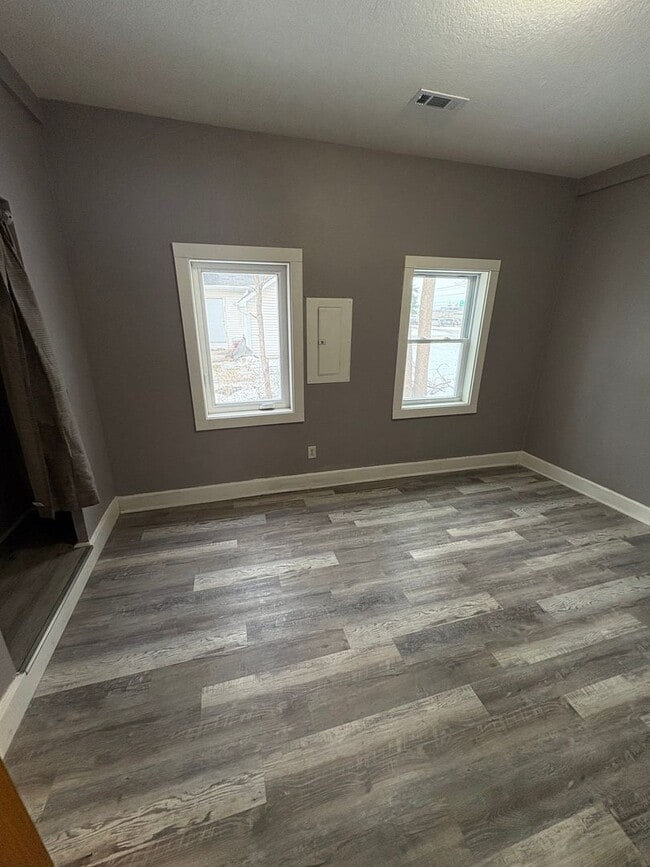 Building Photo - Recently update 2 bed 1 bath home