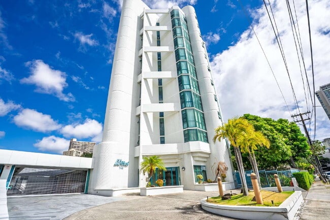 Building Photo - Bright 3-Bedroom Honolulu Condo with 2 Par...