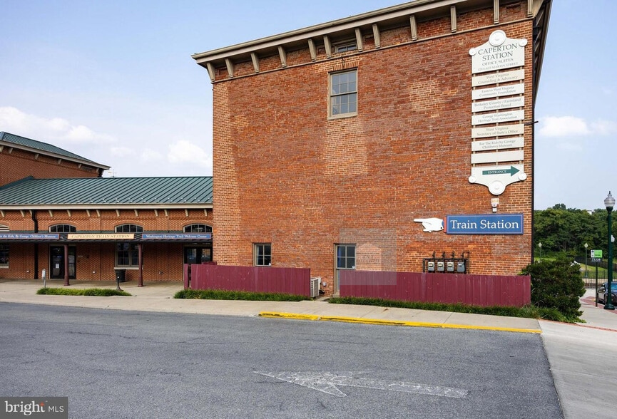 Building Photo - 209 E Martin St