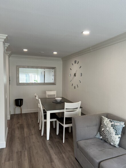 Building Photo - 355 N Maple St