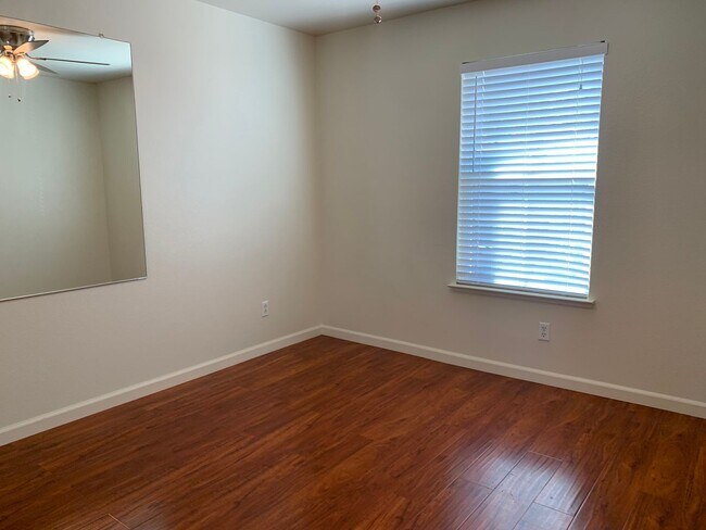 Building Photo - Spacious 4 bedroom 2.5 Bathroom Gold River...
