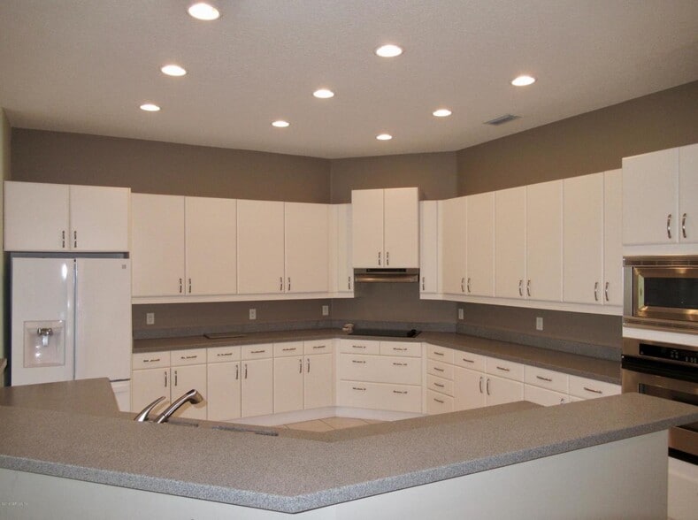 42" Cabinets! - 13865 Deer Chase Pl
