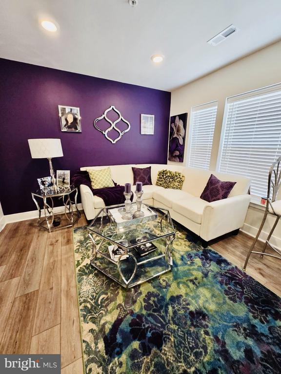 Building Photo - 6960 Farragut Dr