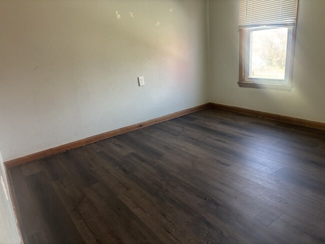 Building Photo - 527 9th St SW