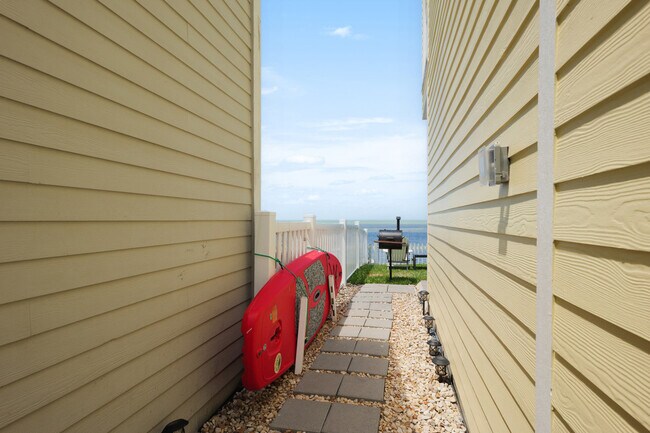 Building Photo - 106 Las Joyas Blvd