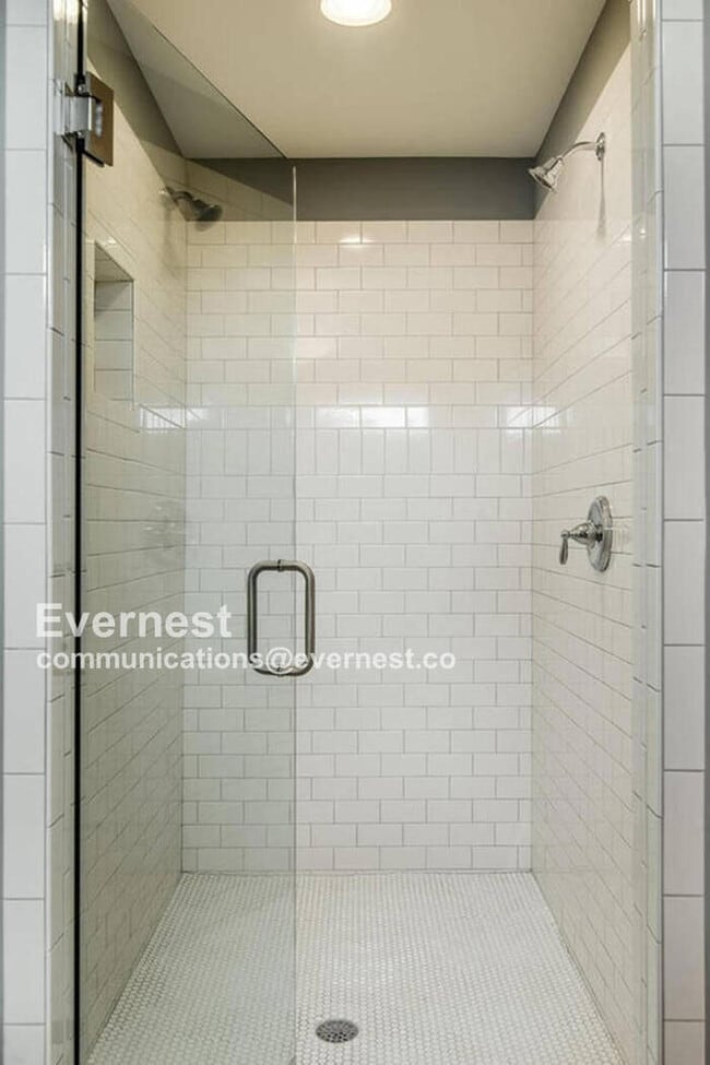 Building Photo - 2905a Davis Ave