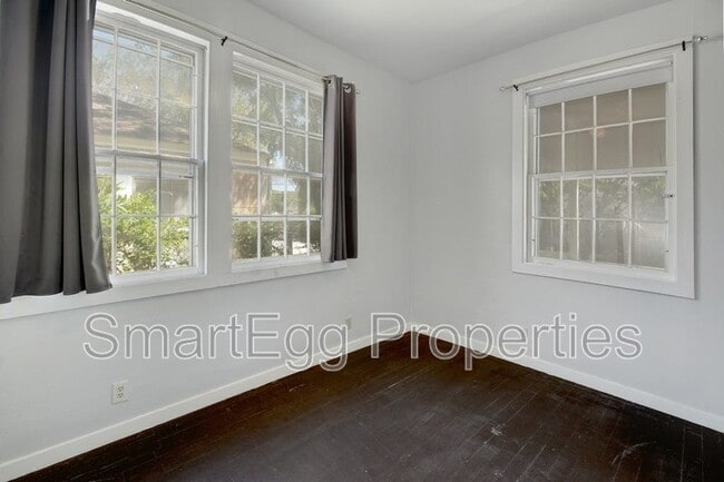 Building Photo - 920 E 51st St