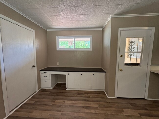 Building Photo - Gorgeous 4 bedroom/1 bath with Central Air and Heat!