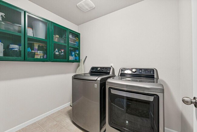 Building Photo - Fully Furnished 5-Bedroom Horizon Pointe H...