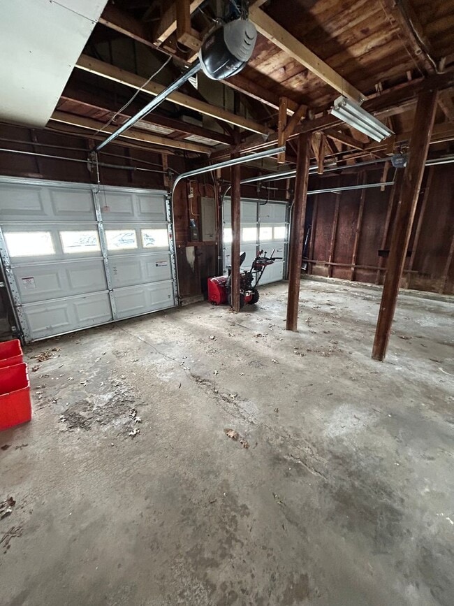 Building Photo - 4 Bed, 2 Bath House