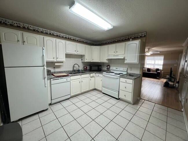 Building Photo - 2 bed 2.5 bath townhouse