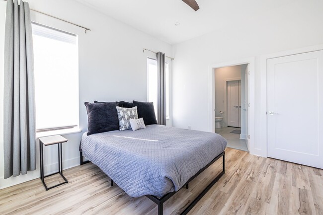 Building Photo - Top Floor 2bd/2ba Condo in East Atlanta, P...