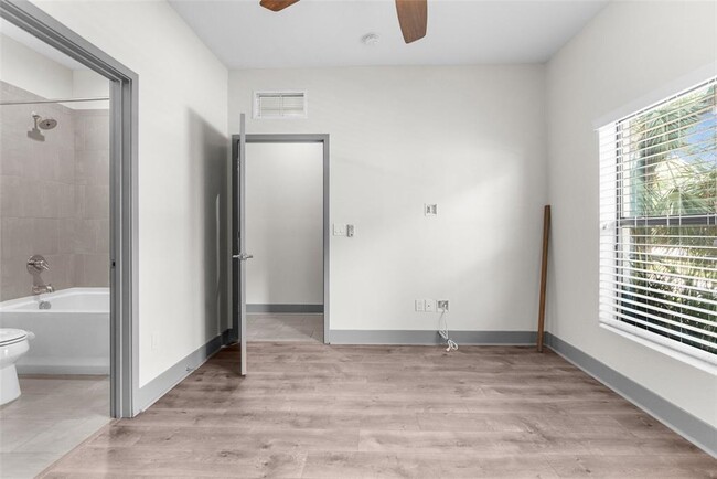 Building Photo - 4810 W McElroy Ave