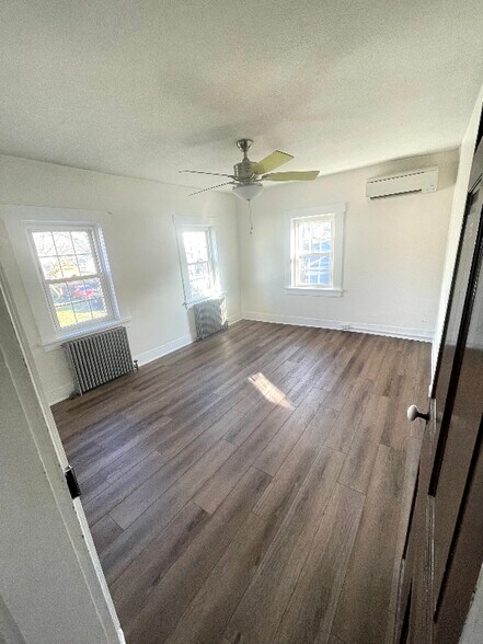 Building Photo - 302 E Sunbury St