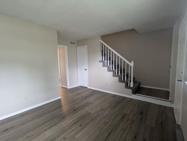 Building Photo - 2 Bedroom/1.5 Bathroom Townhouse in South ...