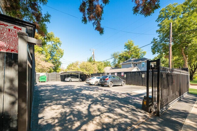 Building Photo - 5002 Junius St