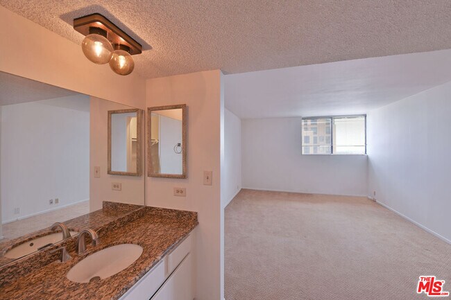 Building Photo - 10535 Wilshire Blvd