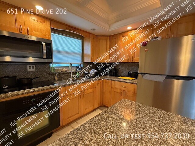Building Photo - 651 Pine Dr