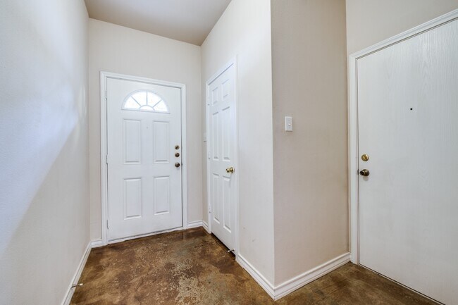 Building Photo - 7811 Kingsbury Wood