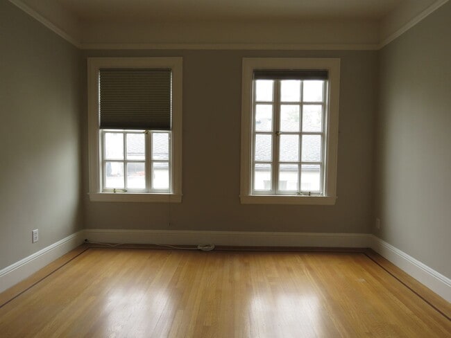 Building Photo - Elegant 4 bedroom House  with bonuses