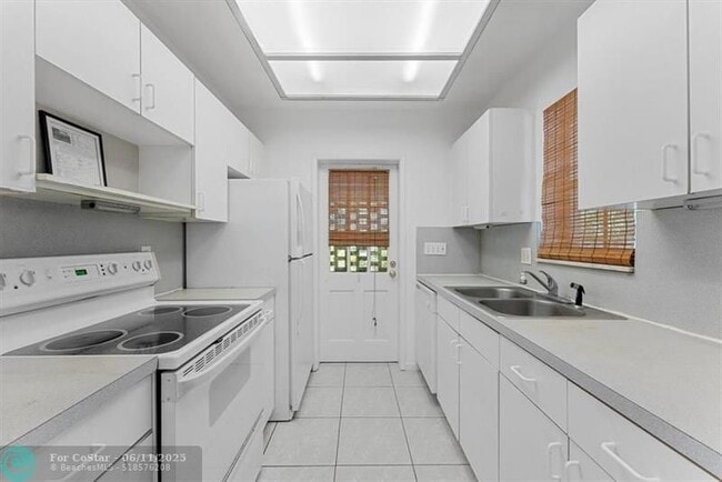 Building Photo - 9089 Thunderbird Dr