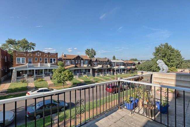 Building Photo - Super He-Moon