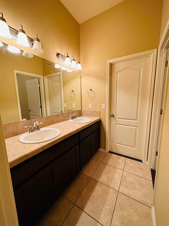 Building Photo - 5812 Montevista Dr