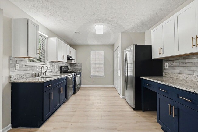 Building Photo - 4BR/2.5BA Home Conveniently Located Off Jimmy Carter Blvd!