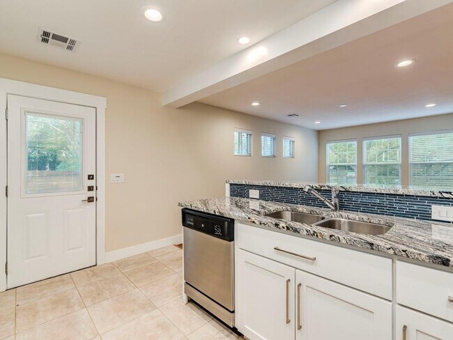Building Photo - 4500 Mt Vernon Dr