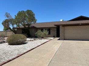 Building Photo - 4 BEDROOM HOME WITH PRIVATE POOL