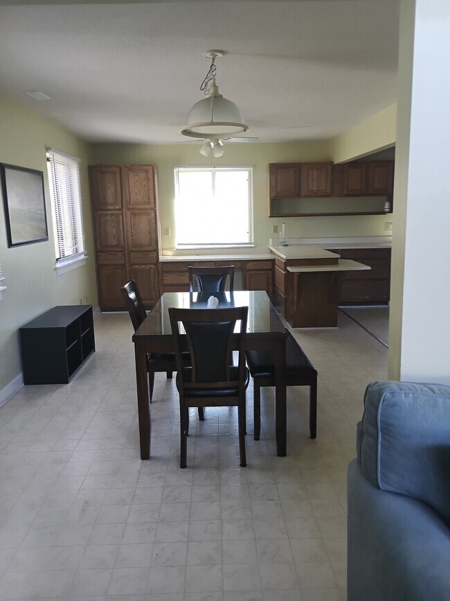 Building Photo - 111 S Oak Ct