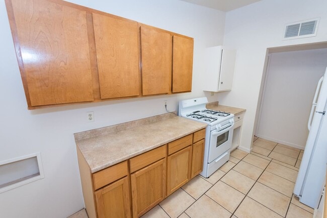 Building Photo - 4 Bedroom, 1½ Bath Home with Central A/C, ...