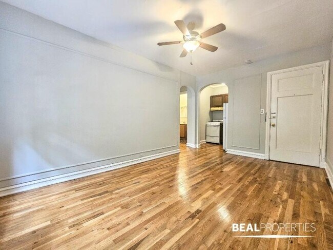 Building Photo - 1 bedroom in CHICAGO IL 60657