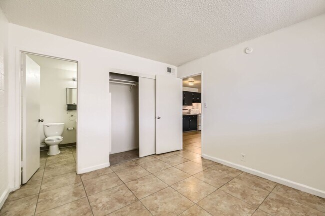 Building Photo - 1 Bedroom 1 Bathroom Condo Minutes from Th...