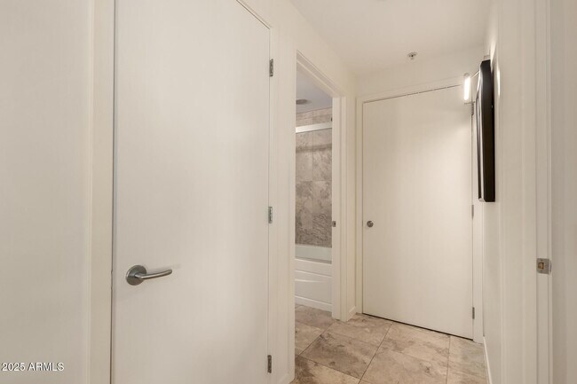 Building Photo - 7131 E Rancho Vista Dr