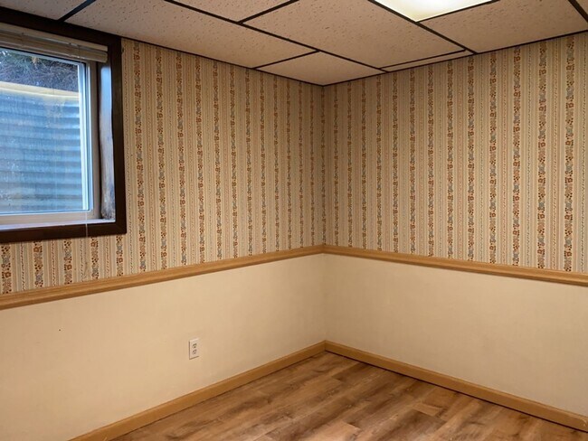 Building Photo - Spacious West-Side Tri-Level Home