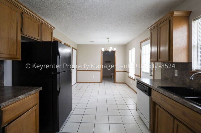 Building Photo - 1307 N Willow Dr