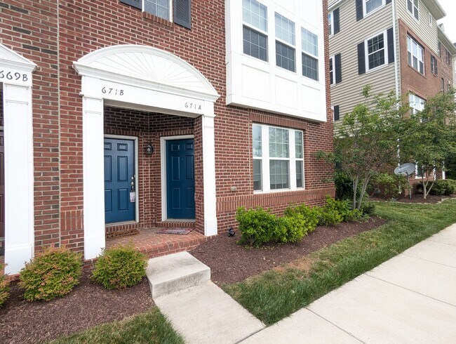 Building Photo - Two Level END UNIT condo in East of Market...