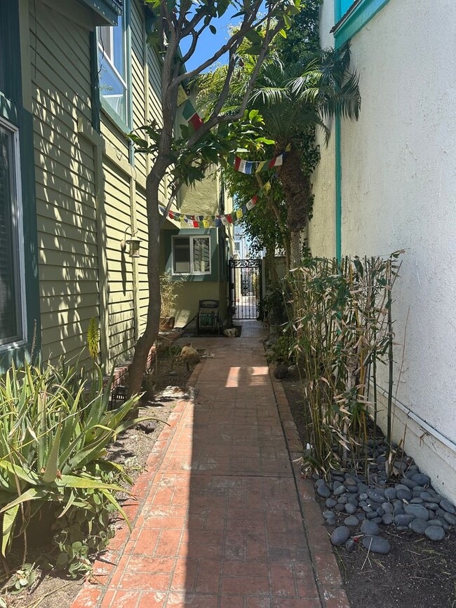 Building Photo - Huntington Beach Home
