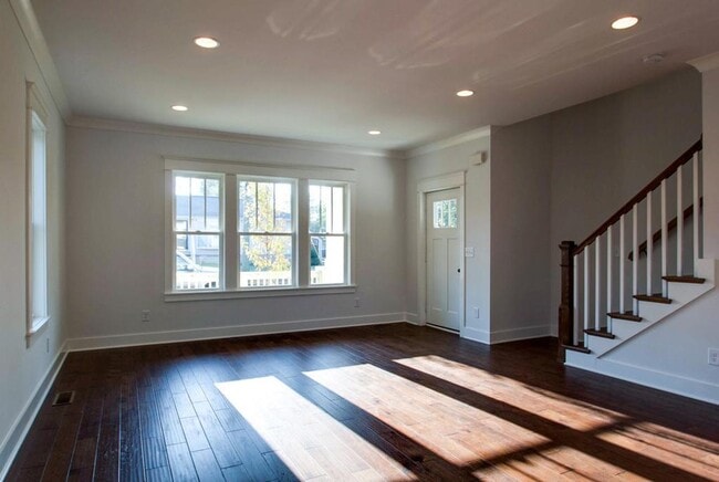 Building Photo - 2 Bedroom, 2.5 Bath Home in East Nashville