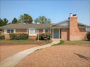 Building Photo - Large Three Bedroom Home