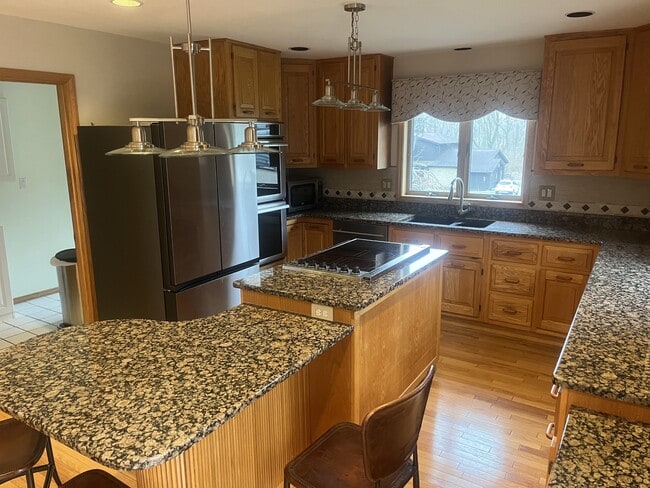 Building Photo - 180 Eleanor Dr