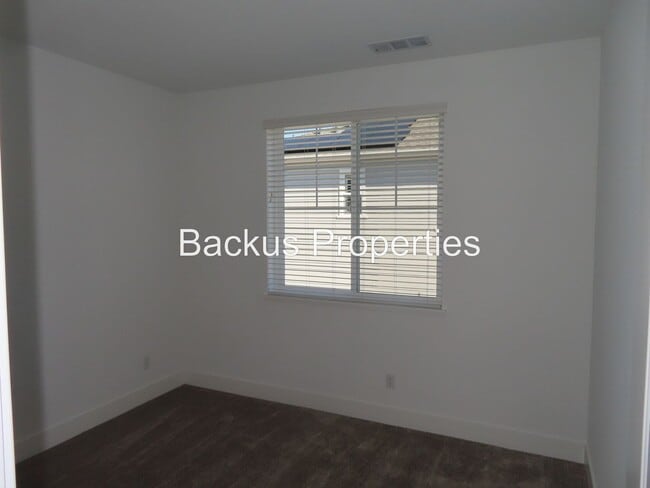 Building Photo - Newer home in Dunes Community