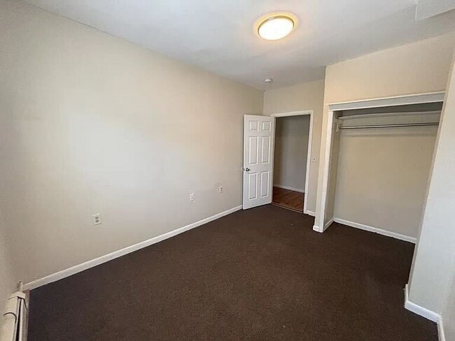 Building Photo - Spacious 4-bedroom house