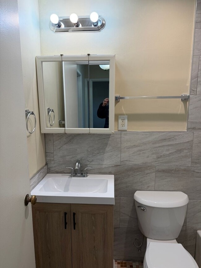 Building Photo - Updated 2 bedroom 1 bath duplex in Eugene!