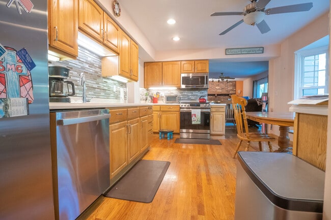 Building Photo - 3501 Saratoga Ave