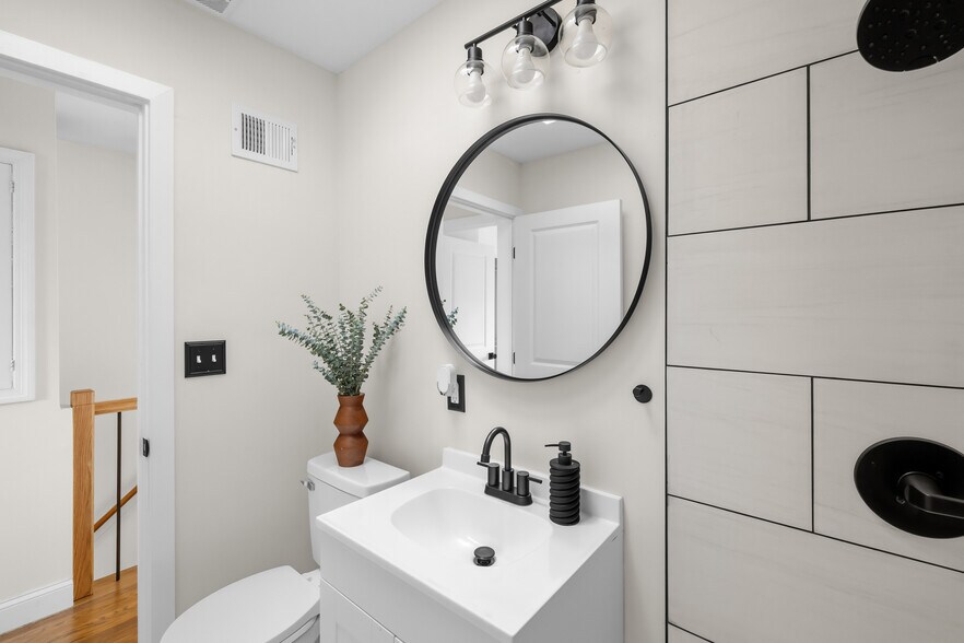 Building Photo - 125 Urell Pl NE