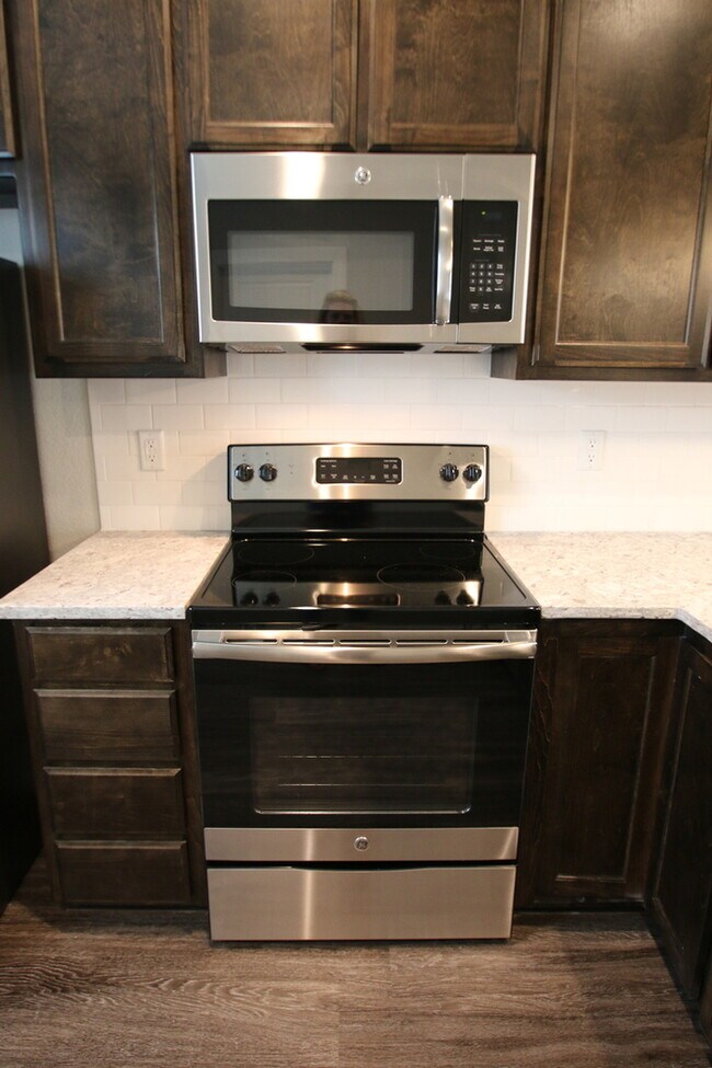 Building Photo - Move In Ready! – 3BD/2BA Azle Duplex | Granite Counters, Stainless Steel Appliances, Hardwood-Loo...