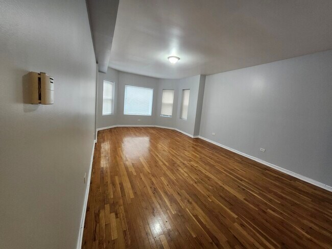 Building Photo - 8016 S Ingleside Ave