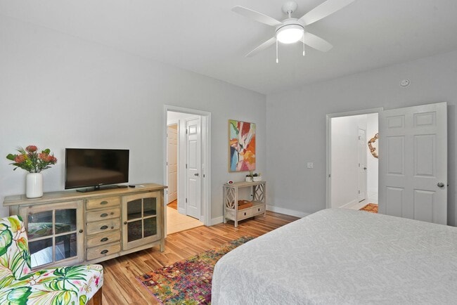 Building Photo - 211 Hampton Cir